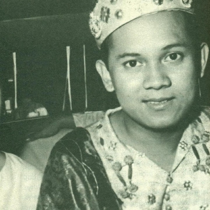 <p>Gula Jawa yang dulu pernah diejeknya sekarang berubah gula pasar. Habibie tak sanggup menyembunyikan kekagumannya pada Habibie.</p>