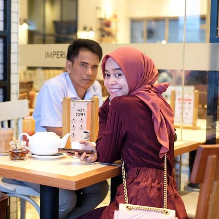 Kedekatan perempuan kelahiran Bandung, 5 Agustus 1999 ini dengan sang ayah memang sering bikin iri netizen, Bun. (Foto: Instagram @ayah_kejora)