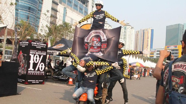 Atraksi terjun payung yang mendarat di area acara menjadi pemandangan paling menarik dalam acara ulang tahun ke-31 Bikers Brotherhood.
