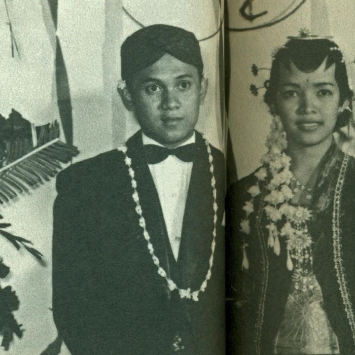 <p>Ainun merupakan teman Habibie semasa SMA. Keduanya menghabiskan masa remaja di Bandung, dan sering belajar bersama di bawah bimbingan guru Ilmu Pasti dan Ilmu Alam, Go Ke Hong.</p>
