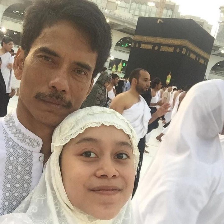 Pelantun lagu Kejora ini membagikan momen kebersamaan dengan sang ayah di depan Kabah. (Foto: Instagram @lestykejora)