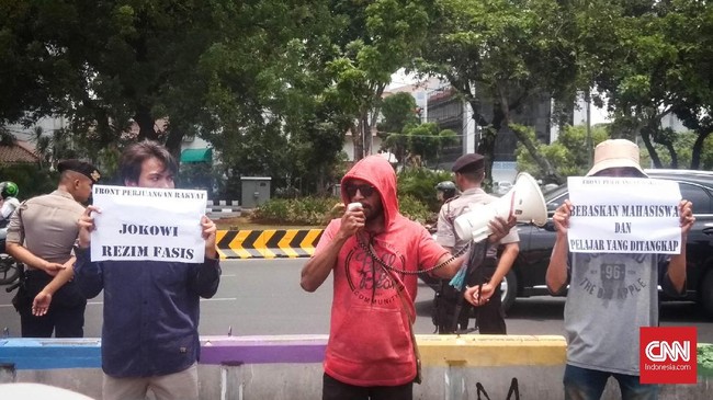 Massa yang tergabung dalam FPR menilai rezim Jokowi anti terhadap rakyat karena terus melakukan tindakan represif kepada pengkritik.
