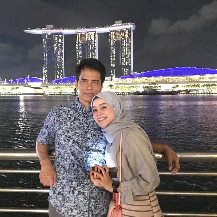 Sayang ayah dan ibu. Kalau lagi jalan-jalan, Lesti sering banget mengajak kedua orang tuanya. (Foto: Instagram @ayah_kejora)