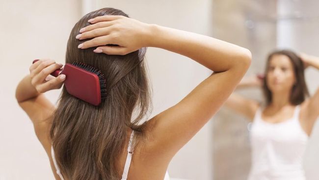 Usia menjadi salah satu faktor yang paling disebut sebagai penyebab rambut rontok. Tapi, di luar usia, ada sejumlah fantor lain yang bisa Anda cegah.