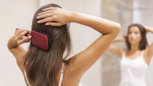 Rambut kering biasanya terjadi akibat kebiasaan dan perawatan rambut yang tidak tepat. Agar rambut kembali sehat, berikut cara mengatasi rambut kering.