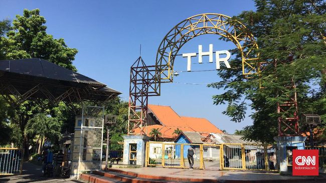 Srimulat menapak ketenaran di Surabaya, tapi di kota ini pula grup lawak itu kini hidup segan mati tak mau.