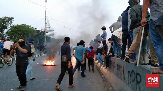 Selain bom molotov, pelaku aksi diduga memakai anak panah yang akhirnya menimbulkan luka ke wartawan yang tengah meliput.