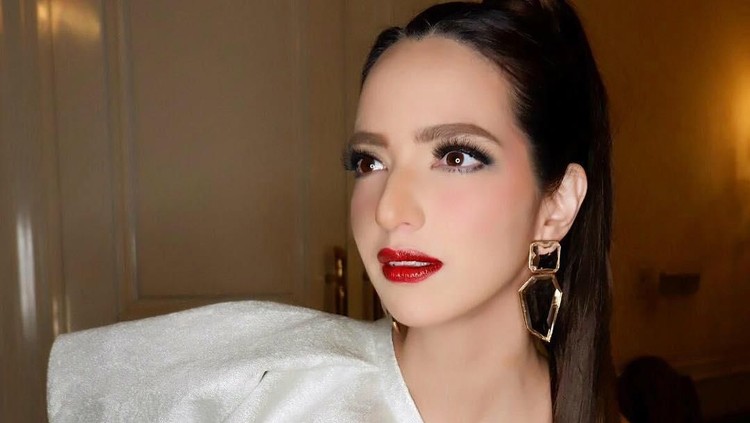 Harga perawatan artis Nia Ramadhani tak sengaja terungkap. Harganya bisa dibilang bernilai fantastis. Netizen pun menjerit dan berbagi komentar lucu soal itu.