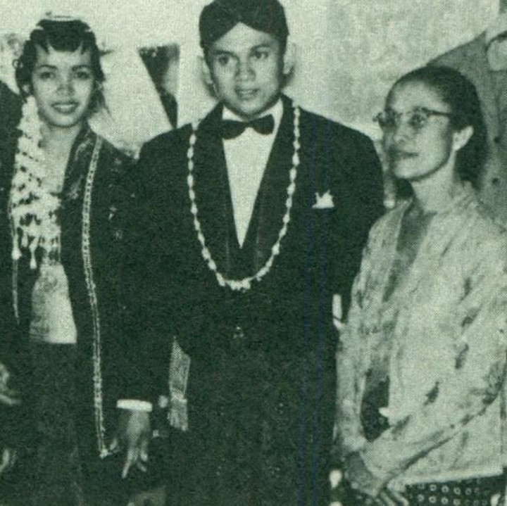 <p>Habibie dan Ainun menikah di Bandung pada 12 Mei 1962. Akad nikah mereka digelar dalam adat dan budaya Jawa.</p>