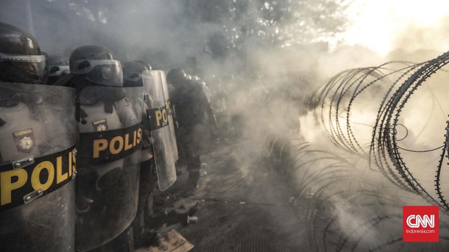 Demonstrasi mahasiswa di Gedung DPRD Pamekasan, Madura, berakhir ricuh pada Jumat (27/9). Polisi membubarkan massa aksi dengan gas air mata.