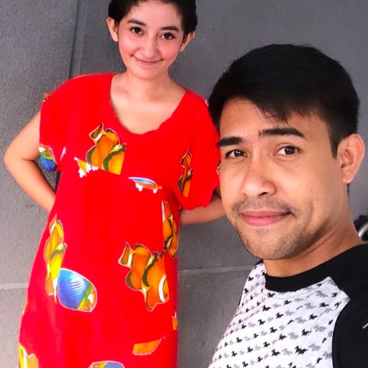 <p>Istri masih dasteran diajak wefie. Fildan ada-ada aja deh. (Foto: Instagram/ @da4_fildan)</p>
