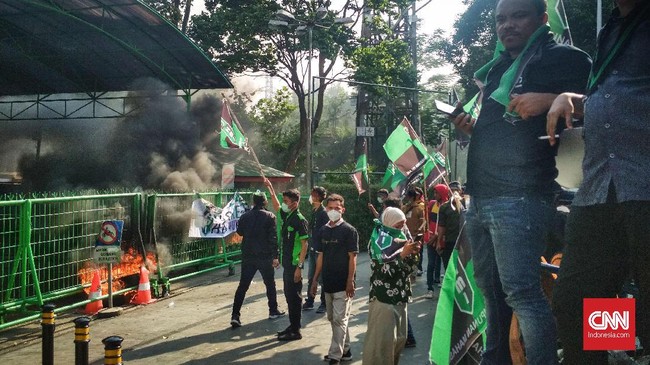 Mahasiswa HMI sempat membakar dua ban di depan kantor Kementerian Lingkungan Hidup dan Kehutanan, lalu bergerak menuju gedung DPR/MPR.