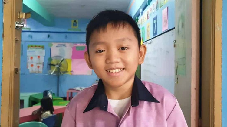 Mengaku tidak mengalami pubertas, guru ini memiliki wajah baby face seperti anak-anak.