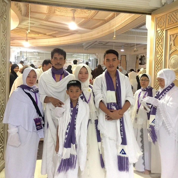 Dua tahun lalu, Lesti memboyong kedua orang tuanya pergi umroh, Bun. (Foto: Instagram @ayah_kejora)