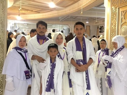 Sweet! 8 Kedekatan Pedangdut Lesti Kejora Bersama Orang Tuanya