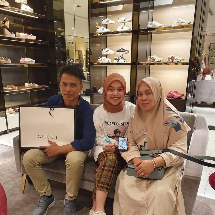 Lestyani Andyani atau dikenal dengan Lesti adalah juara 1 ajang pencarian bakat di salah satu stasiun TV, Dangdut Academy, di tahun 2014. Lesti dikenal dekat banget dengan kedua orang tuanya, Bun. (Foto: Instagram @lestykejora)