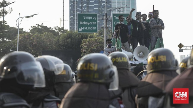 Polisi mengklaim demonstrasi PB HMI di depan Istana Merdeka tak berizin hingga beberapa demonstran melawan aparat.
