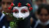 NYALANG: Syair Nestapa Ibu Bumi Dalam foto-foto unik pilihan CNNIndonesia.com pekan ini, ada ikan-ikan mati di Yunani dan aksi demonstrasi menyuarakan kerusakan lingkungan.