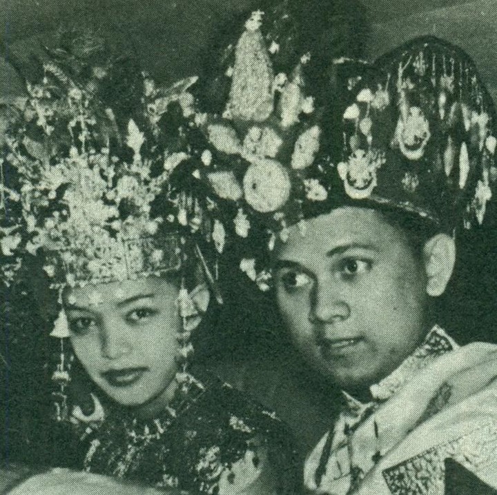 <p>Keesokan harinya, pesta pernikahan mereka digelar dengan adat dan budaya Gorontalo di Hotel Preager.</p>