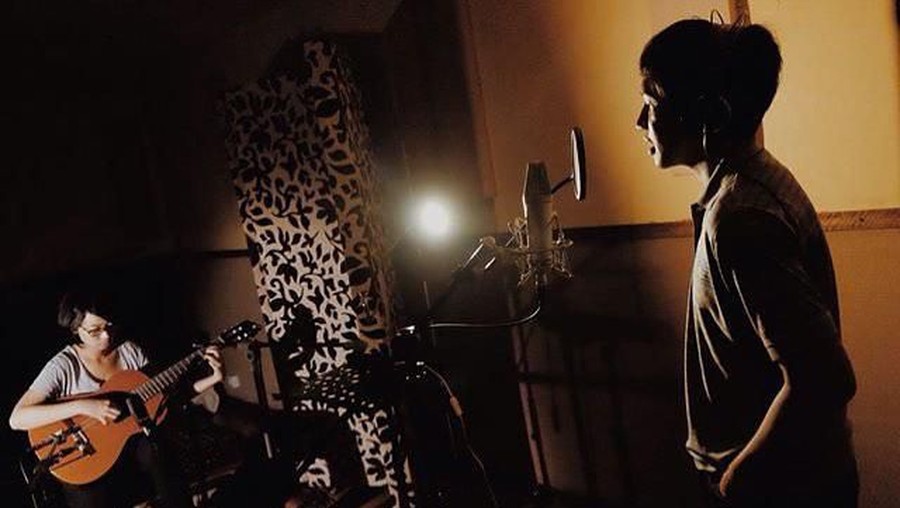 Sampai Jadi Debu Ulasan mengenai sejumlah lagu karya Ananda Badudu ketika masih tergabung di Banda Neira.