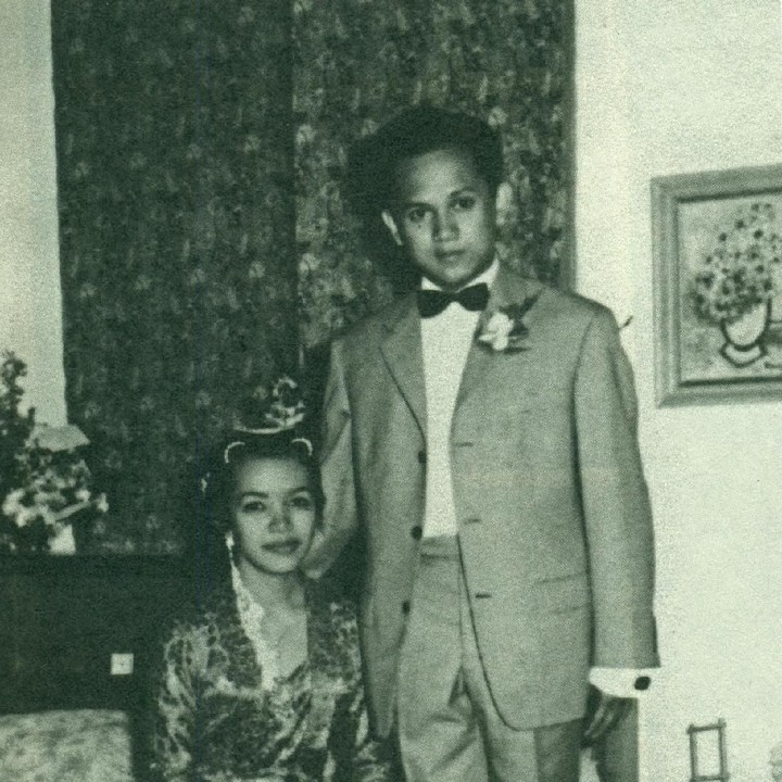 <p>Di Jerman, Habibe dan Ainun dikarunia dua anak laki-laki, yang kini kita kenal dengan nama Ilham Habibie dan Thareeq Habibie.</p>