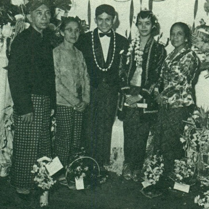 <p>Pada awalnya, Habibie merasa canggung berhadapan dengan Ainun, hingga suatu saat dia nekat mengejek Ainun dengan menyebutnya, "Ainun, kamu jelek! Sudah hitam, gendut lagi!"</p>