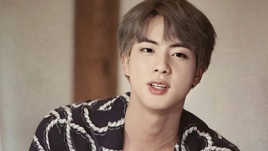 Jin BTS Dapat Piagam Kemanusiaan dari Indonesia Dermawan Penggemar Jin BTS menyumbangkan donasi untuk korban bencana atas nama Kim Seokjin.