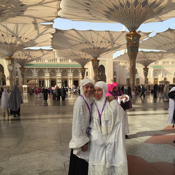 Enggak lupa foto bareng sang ibu tercinta. (Foto: Instagram @lestykejora)