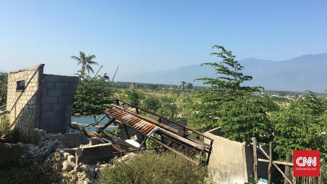 Kesaksian korban dari Tsunami di Palu September 2018. Pemerintah daerah dinilai tak memberikan bantuan maksimal usai kejadian tersebut hingga setahun berlalu.