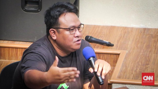 Istri Dandhy Dwi Laksono, Irna Gustiawati menyebut suaminya sudah dipulangkan Jumat (27/9) sekitar pukul 03.30 WIB, namun dengan status tersangka UU ITE.