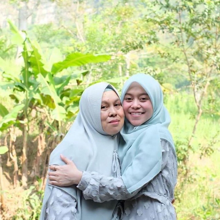 Sudah kompak belum gaya lebaran Lesti dan ibunda? (Foto: Instagram @lestykejora)