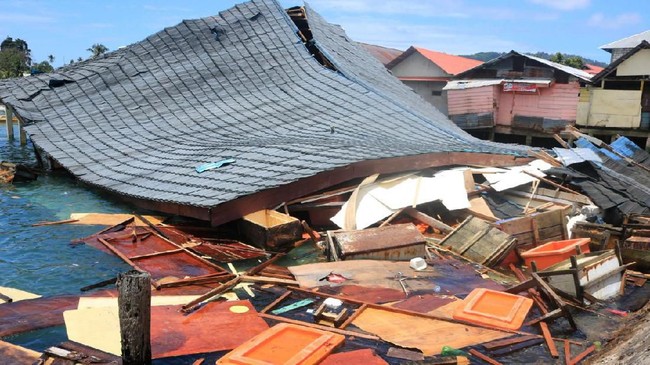 Gempa magnitudo 5,1 mengguncang Ambon, Selasa (12/11) malam mengakibatkan satu orang tewas dan sejumlah bangunan dilaporkan rusak.