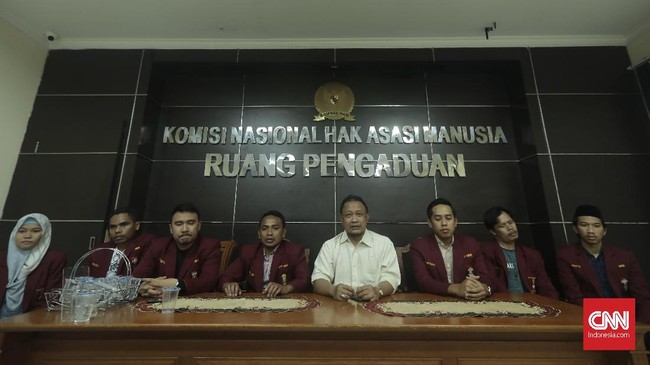 Komisioner pengkajian dan penelitian komnas HAM, M.Choirul Anam melakukan atensi bersama perwakilan dari Ikatan Mahasiswa Muhamaddiyah (IMM) terkait dugaan kasus pelanggaran HAM terhadap meninggalnya salah seorang mahasiswa asal Kendari, Immawan Randi di kantor Komnas HAM, Jakarta, Jumat, 27 September 2019. CNN Indonesia/Bisma Septalisma