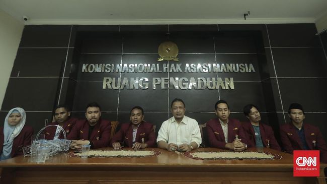 Komisioner pengkajian dan penelitian komnas HAM, M.Choirul Anam melakukan atensi bersama perwakilan dari Ikatan Mahasiswa Muhamaddiyah (IMM) terkait dugaan kasus pelanggaran HAM terhadap meninggalnya salah seorang mahasiswa asal Kendari, Immawan Randi di kantor Komnas HAM, Jakarta, Jumat, 27 September 2019. CNN Indonesia/Bisma Septalisma