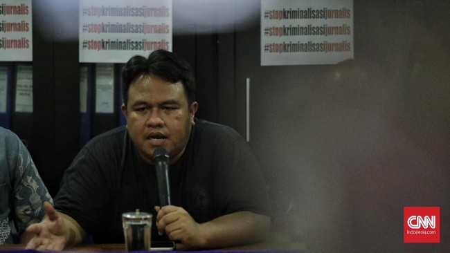 Dandhy Laksono menyebarkan informasi di daerah konflik karena akses pemberitaan tidak terbuka. Kasus di Papua lebih besar dibanding penangkapan dirinya.