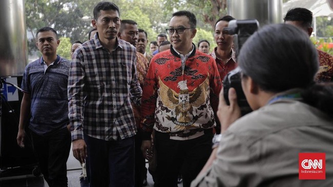 Eks Menpora Imam Nahrawi mendatangi KPK mengenakan jaket oranye. Dia menegaskan siap menghadapi takdirnya terkait kasus dugaan suap hibah KONI.
