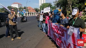 AJI Surabaya Gelar Aksi Tolak Kriminalisasi Dandhy-Ananda