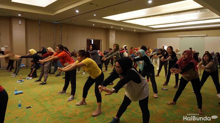 Bunda sudah biasa olahraga zumba? Tapi, usai hamil dan si kecil lahir, kapan waktu zumba setelah melahirkan yang disarankan?