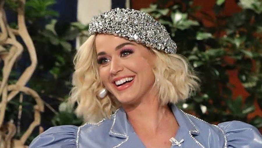 Bedazzled Beret Enam karya fenomenal Rinaldy Yunardi ini sukses mendunia.