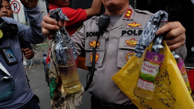 LBH Medan menyebut pelemparan molotov ini sebagai teror, khususnya bagi para pemberi bantuan hukum. Polisi didesak segera mengungkap kasus ini.