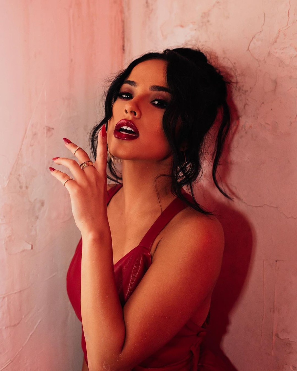Becky G tengah menjadi sorotan lantaran baru saja berkolaborasi dengan J-Hope BTS dalam lagu Chicken Noodle Soup&period;