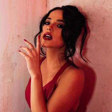 6 Pesona Becky G, Rekan Duet J-Hope BTS di 'Chicken Noodle Soup'