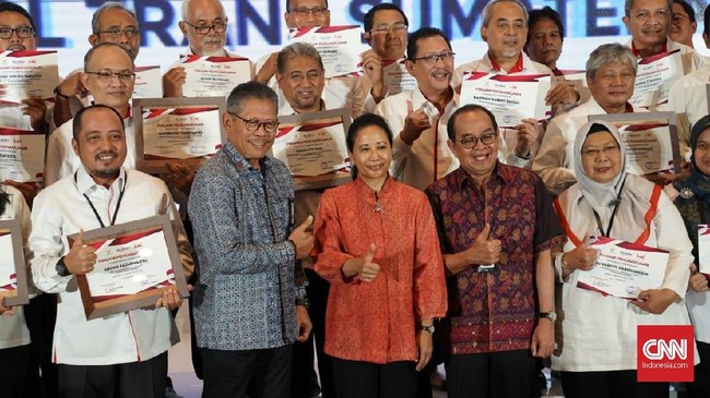 Rini Soemarno memberikan penghargaan kepada karyawan PT Hutama Karya atas pembangunan jalan tol Trans Sumatera (JTTS).