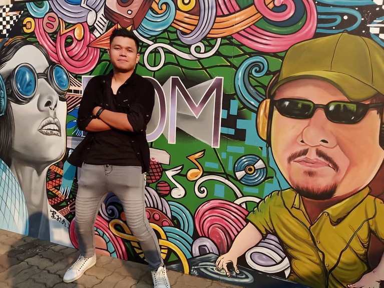 Mengenal Lebih Dekat Personel Pelantun 'Entah Apa yang Merasukimu' Yuk, kenalan lebih dekat dengan personel band ILIR 7 yang lagunya Entah Apa yang Merasukimu jadi viral dari beberapa waktu lalu. Siapa saja mereka?