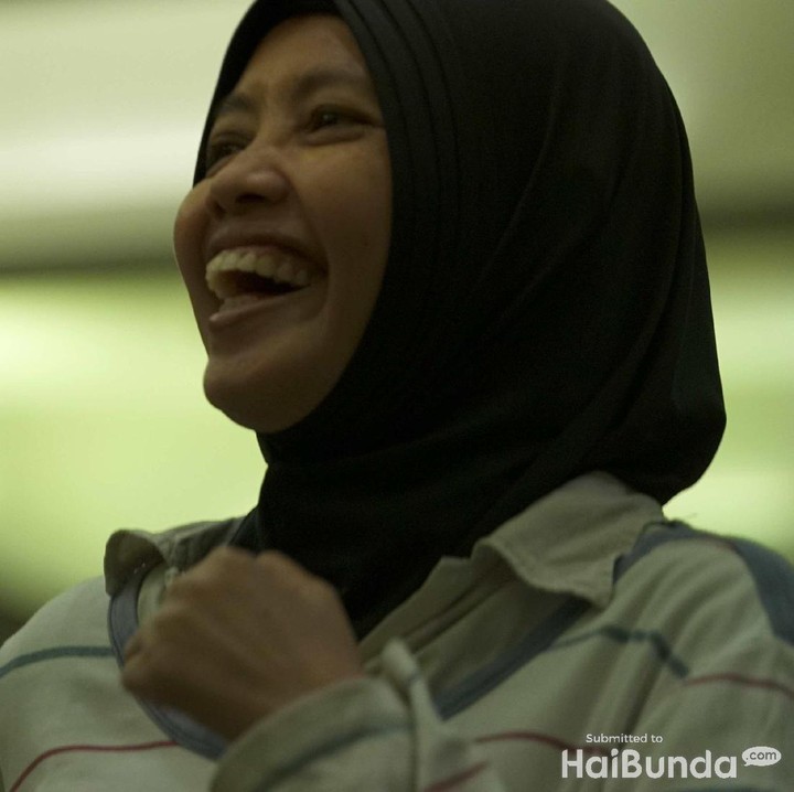 <p>Setidaknya, kita bisa melepask stres kan, Bun, dengan tertawa? He-he-he.</p>