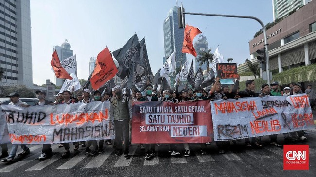 Ratusan orang yang mengikuti Aksi Mujahid 212 menyarakan penolakan pada RKUHP serta menuntut Presiden Jokowi mundur.