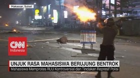 VIDEO: Demo Makassar, Mahasiswa dan Polisi Saling Serang