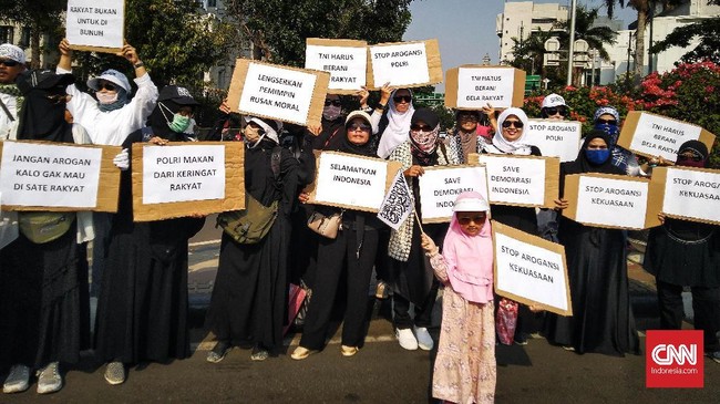 Ratusan orang ikut serta dalam Aksi Mujahid 212 Selamatkan NKRI pada Sabtu (28/9). Di tengah kerumunan massa, terlihat sejumlah anak di bawah umur.