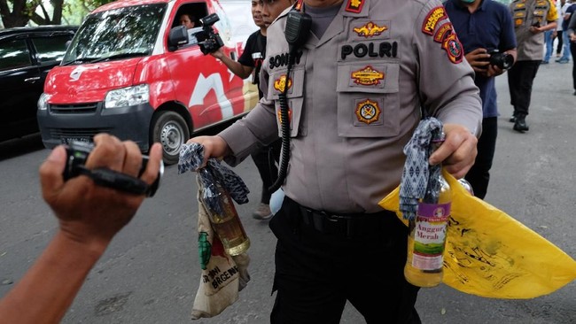 Terduga pelaku pelemparan molotov ke arah masjid di Cengkareng itu saat ini telah diperiksa di Polres Jakarta Barat.
