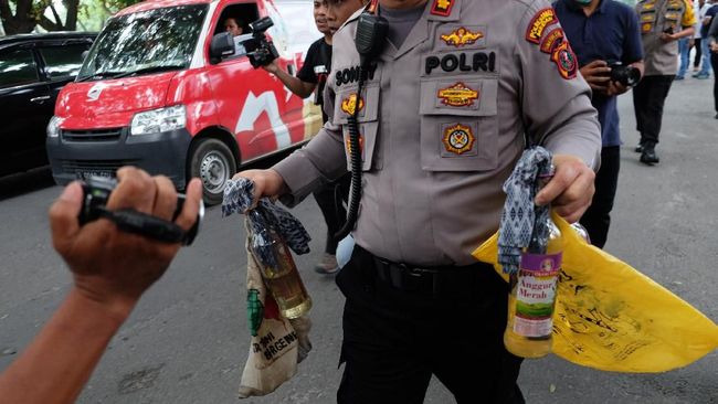 Polisi Tangkap Pelempar Molotov ke Masjid di Cengkareng Terduga pelaku pelemparan molotov ke arah masjid di Cengkareng itu saat ini telah diperiksa di Polres Jakarta Barat.